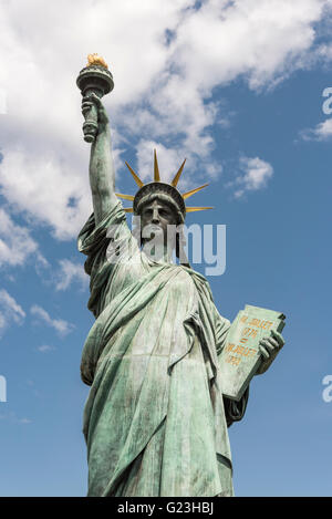 Replica della Statua della Libertà, Odaiba Seaside Park, Baia di Tokio, Giappone Foto Stock