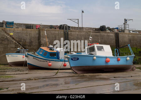 Barche da pesca arenarsi a bassa marea al porto in Newquay Cornwall Gran Bretagna REGNO UNITO Foto Stock