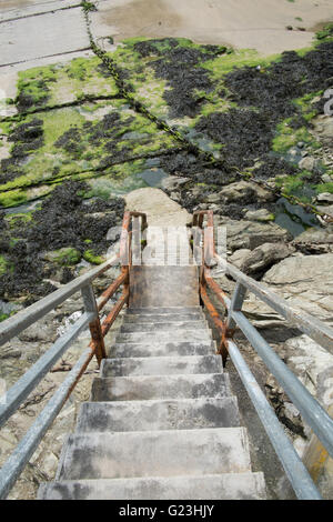 La ripida metallo arrugginito scalinata verso il porto con la bassa marea a Newquay Cornwall Inghilterra Gran Bretagna REGNO UNITO Foto Stock