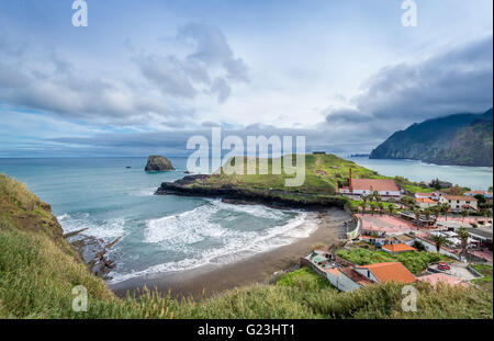 Vista aerea del Porto da Cruz town, l'isola di Madeira Foto Stock