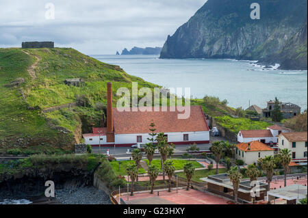 Porto da Cruz vista città con fortezza rovine sulla collina e una fabbrica di rum Foto Stock