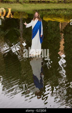 Un ritaglio di cartone di Gesù Cristo a camminare sull'acqua in Terra Santa di esperienza cristiana del parco a tema di Orlando, in Florida. Foto Stock