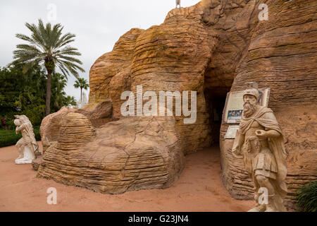 Replica delle Grotte di Qumran in Terra Santa di esperienza cristiana del parco a tema di Orlando, in Florida. Foto Stock