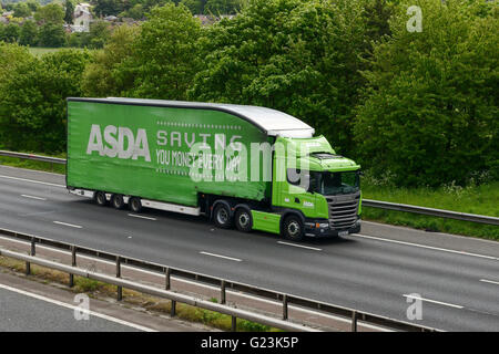 ASDA HGV che viaggiano sulla M56 Autostrada nel Cheshire Regno Unito Foto Stock