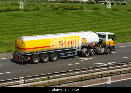 Carburante Shell tanker HGV che viaggiano sulla M56 Autostrada nel Cheshire Regno Unito Foto Stock