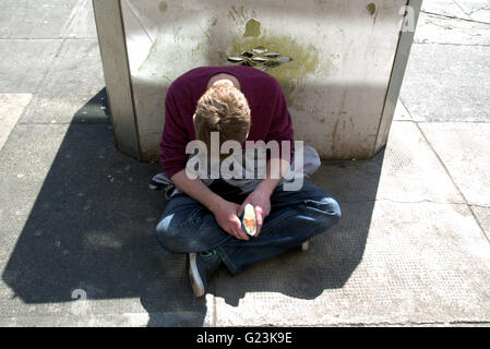 Senzatetto a mendicare per le strade di Glasgow, Scotland, Regno Unito. Foto Stock