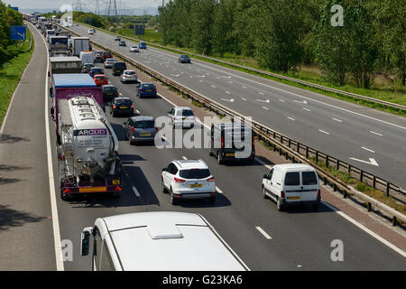 Il traffico sulla M56 Autostrada nel Cheshire Regno Unito Foto Stock