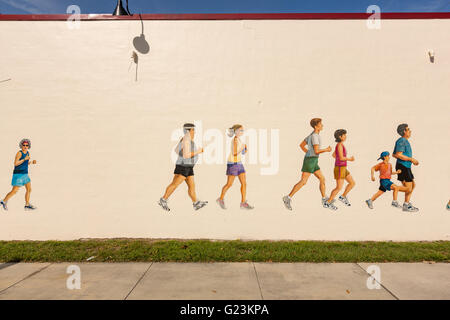 Muro dipinto murale di guide a via Baracca negozio di sport nel quartiere alla moda di Colonialtown North Orlando, in Florida. Foto Stock