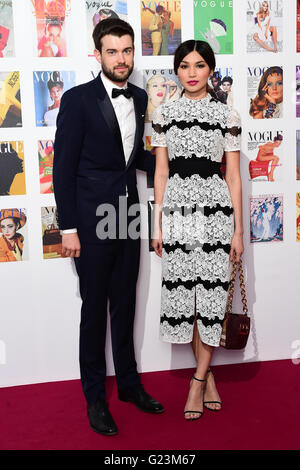 Gemma Chan e Jack Whitehall frequentando il Vogue 100 Cena di Gala in Oriente Albert Prato, Kensington Gardens, Londra. Stampa foto di associazione. Picture Data: lunedì 23 maggio 2016. Foto di credito dovrebbe leggere: Ian West/PA FILO Foto Stock