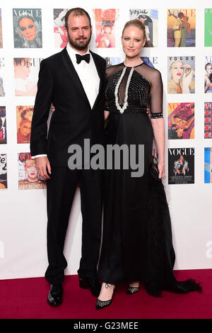 Jack Dyson e Jade Parfitt frequentando il Vogue 100 Cena di Gala in Oriente Albert Prato, Kensington Gardens, Londra. Stampa foto di associazione. Picture Data: lunedì 23 maggio 2016. Foto di credito dovrebbe leggere: Ian West/PA FILO Foto Stock