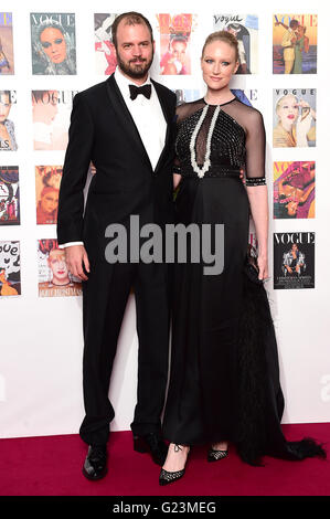 Jack Dyson e Jade Parfitt frequentando il Vogue 100 Cena di Gala in Oriente Albert Prato, Kensington Gardens, Londra. Stampa foto di associazione. Picture Data: lunedì 23 maggio 2016. Foto di credito dovrebbe leggere: Ian West/PA FILO Foto Stock