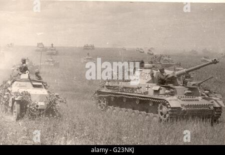 Panzer tedeschi serbatoi e il semicingolato Veicoli blindati anteriore orientale 1943 Foto Stock