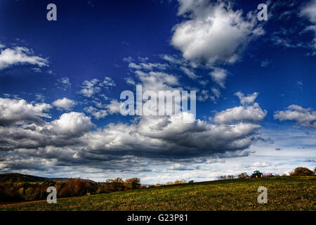 Un campo aperto in campagna sopra comune Breinton vicino a Hereford essendo arato. Foto Stock