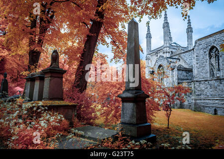 Il cimitero di Nunhead Giornata Porte aperte nel sud est di Londra, Regno Unito. Fotografato a infrarossi. Foto Stock