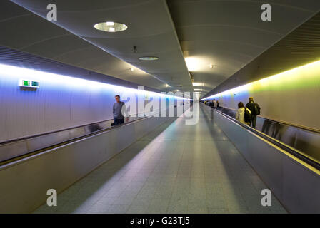Trasferire i passeggeri sul tapis roulant o i marciapiedi mobili all'aeroporto di Francoforte, Germania. Flughafen Frankfurt am Main. Foto Stock
