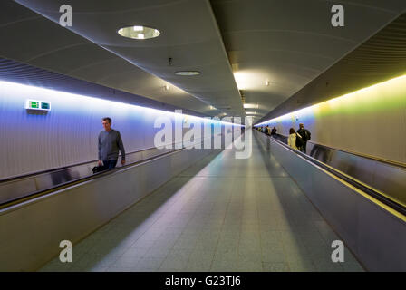 Trasferire i passeggeri sul tapis roulant o i marciapiedi mobili all'aeroporto di Francoforte, Germania. Flughafen Frankfurt am Main. Foto Stock