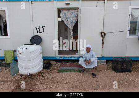 Contenitore alloggia degli iracheni sfollati Anwald Refugee Camp Iraq settentrionale Foto Stock