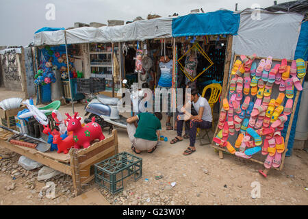 Shop in Anwald Refugee Camp nell Iraq del nord dove 8000 iracheni hanno trovato rifugio. Foto Stock