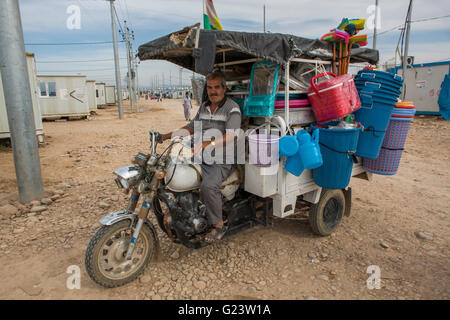 Shop in Anwald Refugee Camp nell Iraq del nord dove 8000 iracheni hanno trovato rifugio. Foto Stock