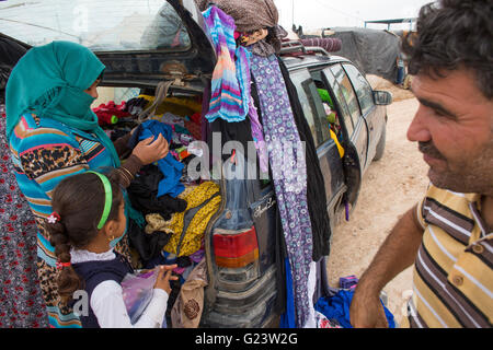 Shop in Anwald Refugee Camp nell Iraq del nord dove 8000 iracheni hanno trovato rifugio. Foto Stock