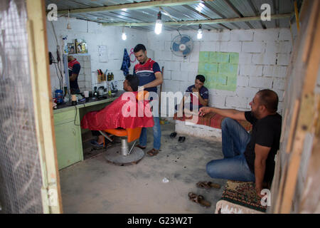 Barber shop in Anwald Refugee Camp nell Iraq del nord dove 8000 iracheni hanno trovato rifugio. Foto Stock