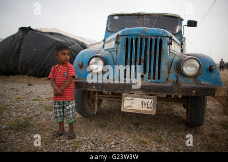 UAZ oldtimer carrello iracheno in un campo di rifugiati Foto Stock