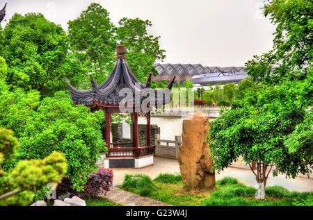 Giardino vicino al Canal e le mura della città di Suzhou Foto Stock