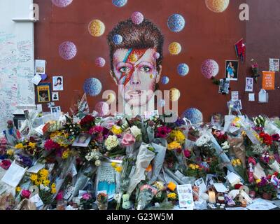 Un murale del cantante britannico David Bowie per artista Jimmy C di Brixton, Sud Londra. Foto Stock