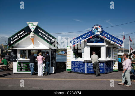 Chioschi gastronomici sulla banchina a West Bay Harbor, Dorset England UK Europe Foto Stock