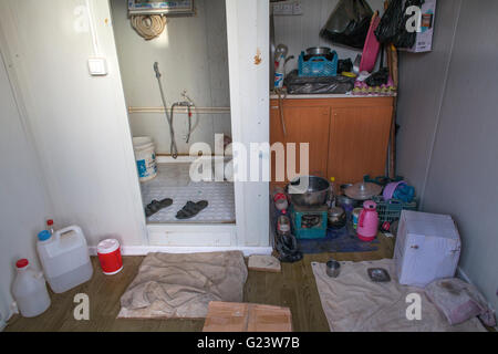 Interno di una tenda in Anwald Refugee Camp nell Iraq del nord dove 8000 iracheni hanno trovato rifugio. Foto Stock