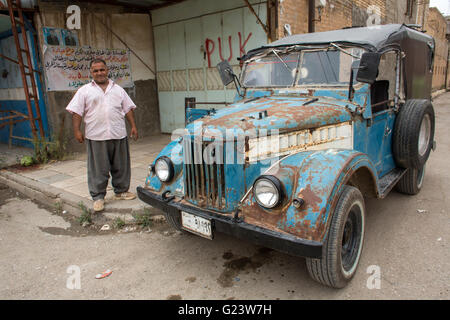 UAZ oldtimer carrello iracheno in un campo di rifugiati Foto Stock