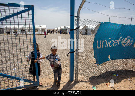 L' UNICEF scuola Khanaqin in un campo di rifugiati in Iraq dove 8000 persone hanno trovato rifugio. Foto Stock