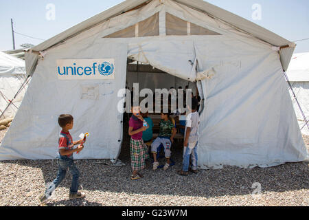 L' UNICEF scuola Khanaqin in un campo di rifugiati in Iraq dove 8000 persone hanno trovato rifugio. Foto Stock