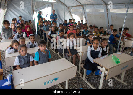 L' UNICEF scuola Khanaqin in un campo di rifugiati in Iraq dove 8000 persone hanno trovato rifugio. Foto Stock