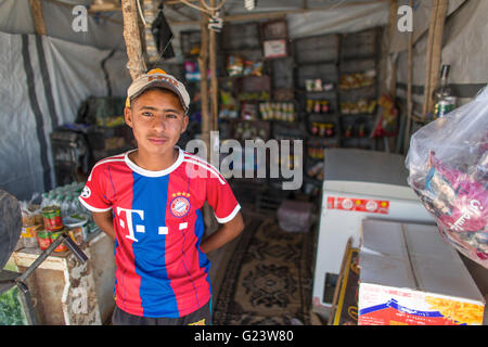 Shop in Anwald Refugee Camp nell Iraq del nord dove 8000 iracheni hanno trovato rifugio. Foto Stock