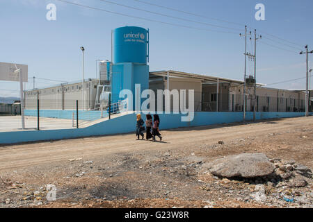 L' UNICEF scuola Khanaqin in un campo di rifugiati in Iraq dove 8000 persone hanno trovato rifugio. Foto Stock