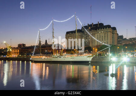 Puerto Madero , vecchio dock riciclata con bar e ristoranti, Buenos Aires, Argentina Foto Stock