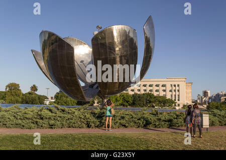 Floralis Generica Fiore di metallo , Plaza Naciones Unidas , Recoleta Buenos Aires, Argentina Foto Stock