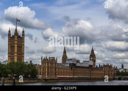 Il fiume Tamigi e Palazzo di Westminster . Palazzo di Westminster si trova su Middlesex banca del fiume Tamigi con il Big Ben in vista Foto Stock