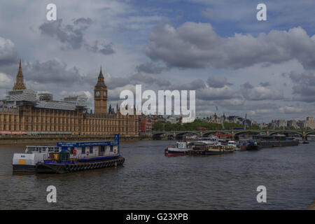 Il fiume Tamigi e Palazzo di Westminster . Palazzo di Westminster si trova su Middlesex banca del fiume Tamigi con il Big Ben in vista Foto Stock