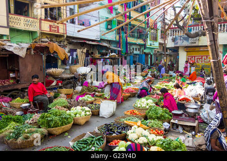 Frutta e verdura del mercato di strada in Udaipur, India Foto Stock