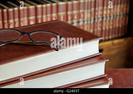 Pila di libri e bicchieri dettaglio con il ripiano inferiore Foto Stock