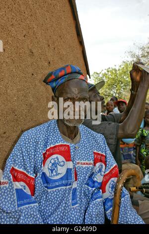 Il Ghana NPP sostenitore del candidato presidenziale Nana Addo, uomo anziano che mostra il supporto con la maglietta NPP. Ghana Electiion generale Foto Stock