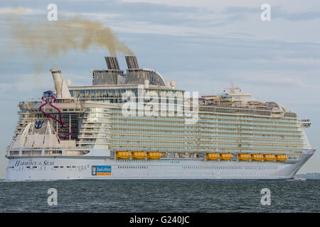 La nave da crociera armonia dei mari uscire Southampton, Regno Unito il 22 maggio 2016 per la crociera inaugurale. Foto Stock