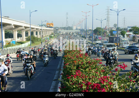 HO CHI MINH CITY, VIET NAM,affollati del motociclo, spostando il trasferimento su strada nel traffico delle ore di punta, polveroso, CO2, i fumi di scarico dal veicolo Foto Stock