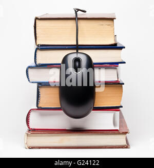 Pila di libri con copertina rigida e mouse nero Foto Stock