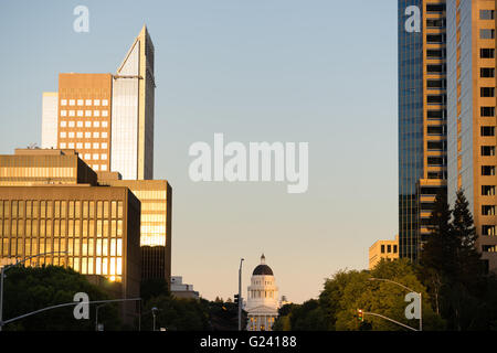 Il tramonto si riflette gli edifici centro di Sacramento in California capitale Foto Stock