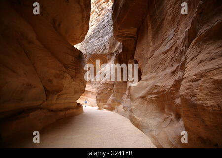 Il Siq Canyon in Petra, Giordania, che conduce al tesoro (Al Khazneh) Foto Stock