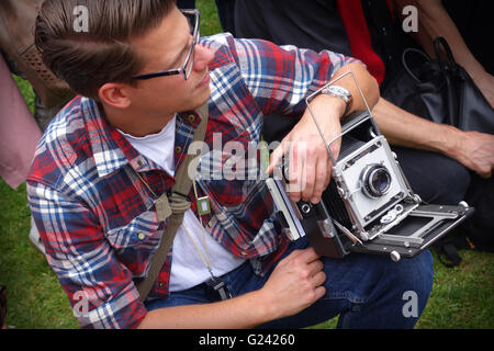 Giovane con vintage Crown Graphic 4x5 fotocamera, Venlo Paesi Bassi Foto Stock