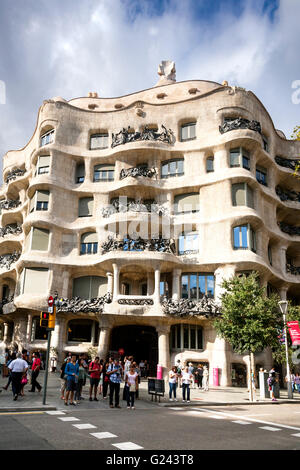 Vista esterna della Casa Mila (La Pedrera) progettato da Antonio Gaudi, Barcellona, in Catalogna, Spagna. Foto Stock